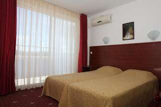 Отель Ribarska Sreshta Family Hotel Царево Двухместный номер с 1 кроватью или 2 отдельными кроватями и видом на море-1