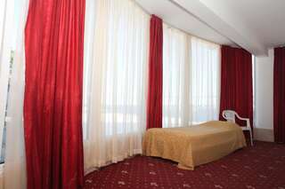 Отель Ribarska Sreshta Family Hotel Царево Двухместный номер с 1 кроватью или 2 отдельными кроватями и видом на море-2