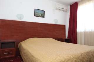Отель Ribarska Sreshta Family Hotel Царево Двухместный номер с 1 кроватью или 2 отдельными кроватями и видом на море-6